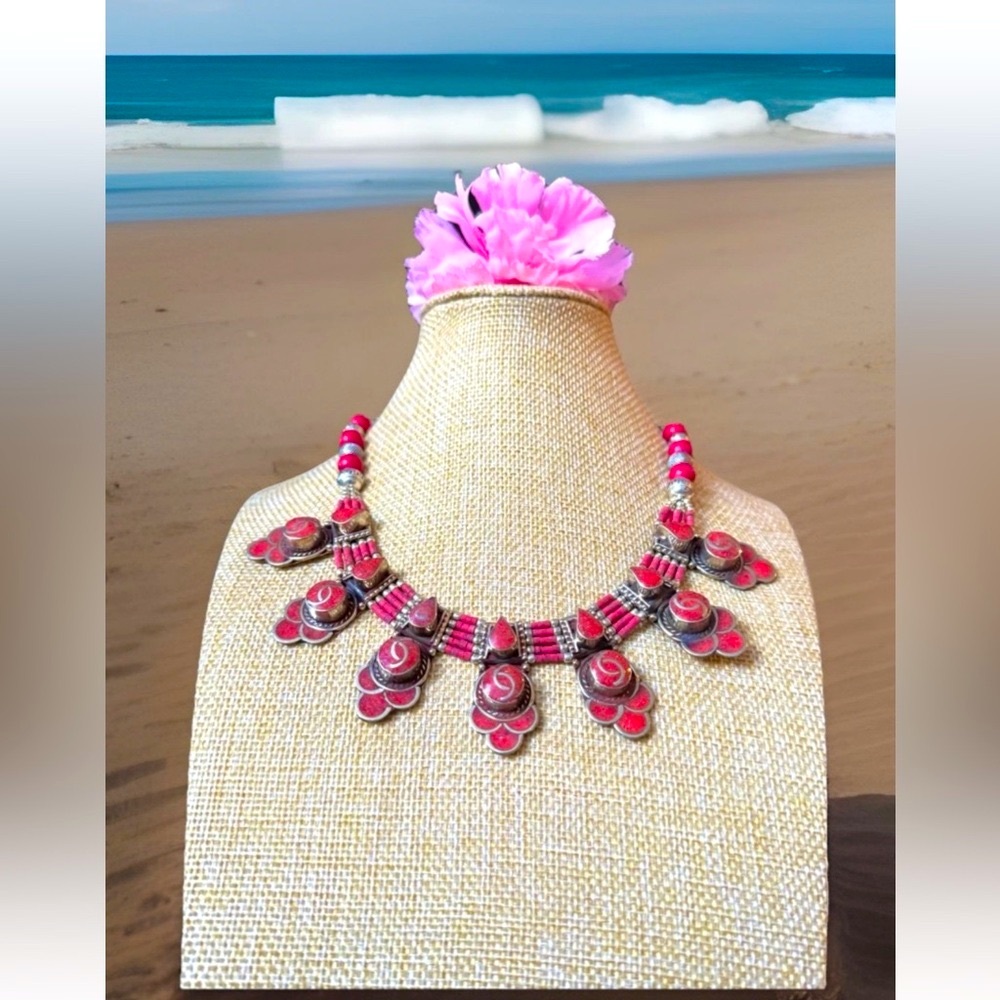 Elegant & Vintage Handcrafted Ethnic Style Necklace Inlay Coral Set In Silver